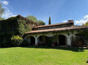Casa · 380m² · 8 Ambientes · 3 Cocheras · Inmobiliaria Micheletti Alquila Esplendida Casa Estilo Español en Barrio Parque Las Colinas