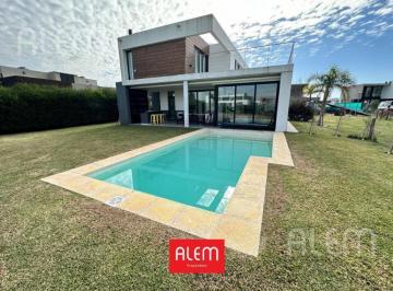 Casa · 213m² · 5 Ambientes · 2 Cocheras · Casa en Alquiler en Terralagos Canning