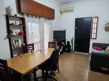 Casa de 4 ambientes, Tres de Febrero · Casa Al Frente 4 Amb con Cochera Cubierta, Patio y Quincho, Super Luminosa