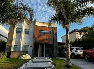 Casa · 330m² · 8 Ambientes · 1 Cochera · Casa en Venta en Berazategui
