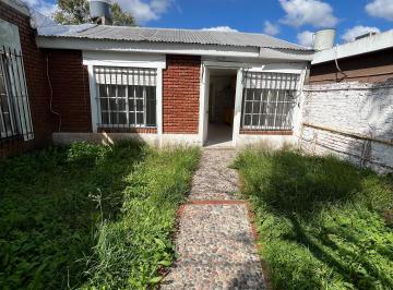 Casa de 3 ambientes, Berazategui · Casa en Venta Barrio Sarmiento!