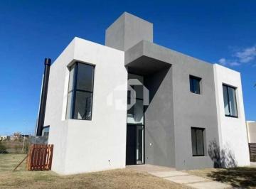 Casa · 227m² · 5 Ambientes · 2 Cocheras · Casa en Venta en El Cantón, Escobar, G. B. a. Zona Norte