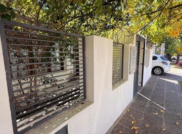 Casa · 180m² · 6 Ambientes · 1 Cochera · Casa en Parque Velez Sarfiel