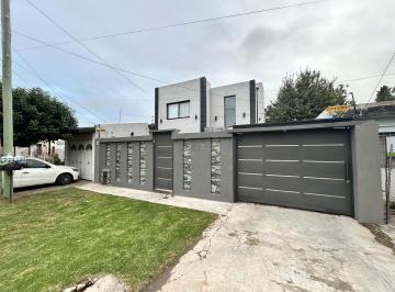 Casa · 77m² · 4 Ambientes · 1 Cochera · Venta Casa Pileta y Quincho Ranelagh