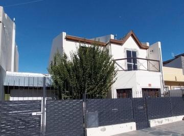 Casa · 107m² · 6 Ambientes · 1 Cochera · Casa de 3 Dorm. Calle Cerro Chenque