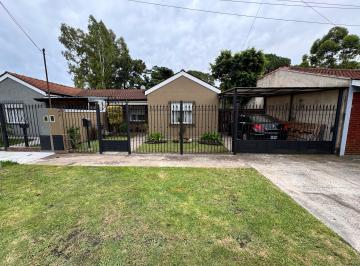 Casa de 3 ambientes, Berazategui · Casa 3 Ambientes con Jardin Al Fondo y 2 Cocheras en Venta