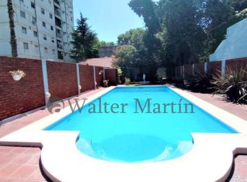 Casa · 172m² · 4 Ambientes · 2 Cocheras · Casa 5 Ambientes en Venta en Banfield con Piscina y Cochera