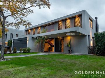 Casa · 373m² · 5 Ambientes · 3 Cocheras · Casa en El Golf en Venta