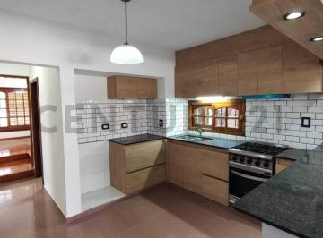 Casa · 244m² · 4 Ambientes · 2 Cocheras · Casas en Alquiler en City Bell, 3 Dorm. con Pileta
