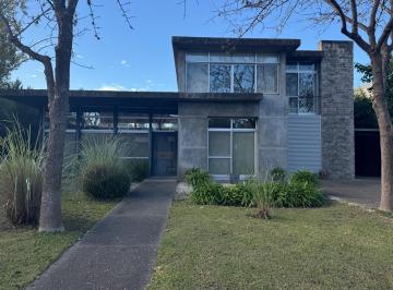 Casa · 291m² · 4 Dormitorios · 2 Cocheras · Casa en Venta en Santa Maria de Los Olivos