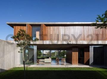 Casa · 235m² · 5 Ambientes · Casa Moderna de Tres Dorm. en Lomas de City Bell