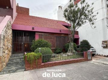 Casa · 300m² · 5 Ambientes · 3 Cocheras · Chalet en Venta en Ramos Mejia