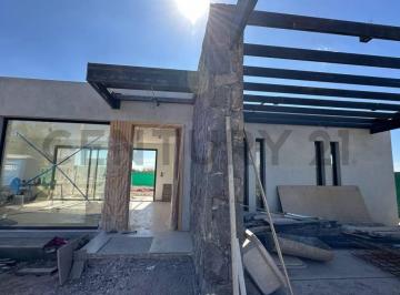 Casa · 120m² · 5 Ambientes · 2 Cocheras · Venta de Casa en Pozo - Barrio Acacias de Terrada