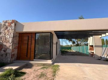 Casa · 105m² · 5 Ambientes · 2 Cocheras · Venta de Casa en Pozo - Barrio Gardens