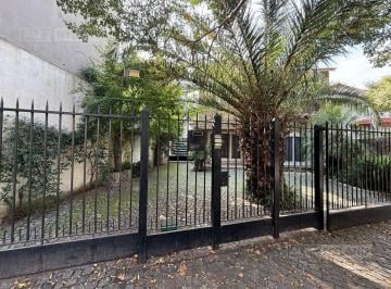 Casa · 237m² · 5 Ambientes · 2 Cocheras · Casa en Venta con Pileta, en Beccar, San Isidro