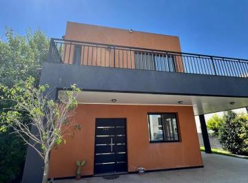 Casa · 140m² · 4 Ambientes · 2 Cocheras · Casa 4 Ambientes en Venta - Toma Permutas - Barrio Privado Los Troncos