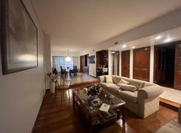 Casa · 375m² · 7 Ambientes · 2 Cocheras · Lujosa Casa con 4 Dorm. 409 m² Cubiertos + Jardín de 225 m²