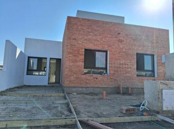 Casa · 80m² · 3 Ambientes · Dúplex en Venta en Rincones de Manantiales. 2 Dorm.