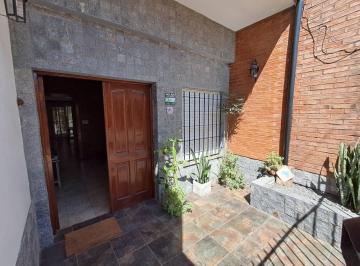 Casa en Venta de 5 ambientes Ramos Mejía · Casa Tipo Chalet 5 Amb con Cochera, Patio Quincho y Terraza