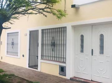 Casa · 110m² · 3 Ambientes · 1 Cochera · Hermosa Casa en Calle Sgto, Cabral 456, Centro de Cañuelas.