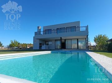 Casa · 160m² · 6 Ambientes · 1 Cochera · Casa Al Lago en El Naudir