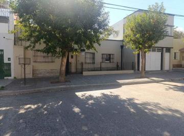 Casa · 230m² · 8 Ambientes · 1 Cochera · Casa Centrica 3 Dorm. Apto Credito