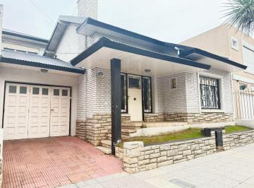 Casa · 168m² · 4 Ambientes · 1 Cochera · Venta Casa 4 Amb Barrio Chauvin