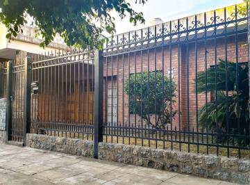 Casa · 152m² · 4 Ambientes · 2 Cocheras · Venta de Chalet en San Martín, Reciclado, 300 m Totales