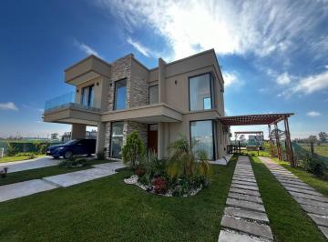 Casa · 227m² · 6 Ambientes · 4 Cocheras · Casa en Alquiler de 6 Ambientes - Canning