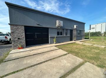 Casa · 128m² · 4 Ambientes · 1 Cochera · Casa en 166 E/ 71 y 72 Dos Dorm., Parque, Pileta y Parrilla