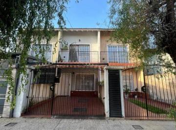 Casa · 112m² · 4 Ambientes · 1 Cochera · Amplio y Luminoso Triplex en Villa Luzuriaga