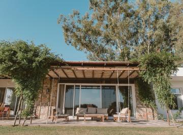 Casa · 254m² · 6 Ambientes · 2 Cocheras · Casa en Colonia Estrella