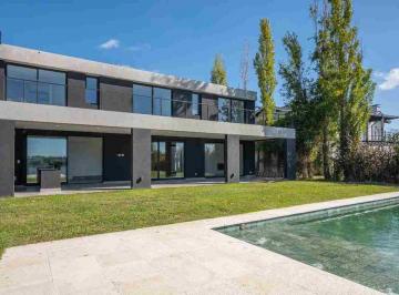 Casa · 268m² · 5 Ambientes · 2 Cocheras · Casa a Estrenar en Venta Al Agua en San Benito