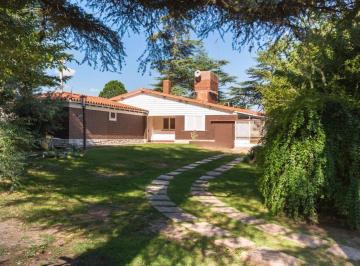 Casa · 230m² · 5 Ambientes · 2 Cocheras · Venta Casa 4 Dorm en Villa Carlos Paz