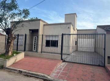 Casa · 300m² · 4 Ambientes · 4 Cocheras · Alquiler Casa 4 Ambientes 480 m², Centro Polvorines