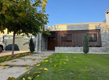 Casa de 7 ambientes, Luján de Cuyo · Casa con Quincho Independiente y Piscina en Isla – Villa Atilia