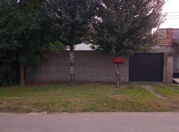 Casa · 70m² · 3 Ambientes · 2 Cocheras · Casa en Venta - 2 Dorm. 1 Baño - Cocheras - 300 m² - Etcheverry, La Plata