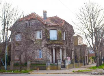 Casa · 200m² · 5 Ambientes · 1 Cochera · Casa en Venta - 4 Dorm. 2 Baños - Necochea