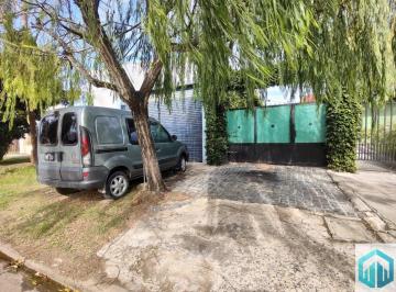 Casa · 150m² · 4 Ambientes · 1 Cochera · Casa en Venta de 4 Ambientes con Local en Bella Vista