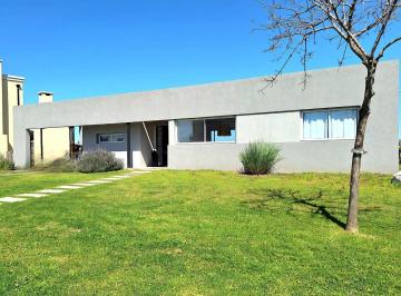 Casa · 133m² · 4 Ambientes · 2 Cocheras · Casa en Area 1. San Sebastián.