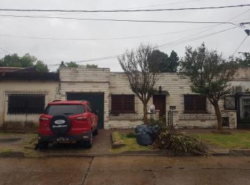 Casa de 3 ambientes, Lomas de Zamora · Casa de Dos Dorm. con Garage y Fondo Libre