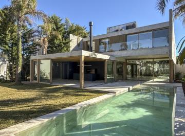 Casa · 383m² · 6 Ambientes · ¡Exclusiva Propiedad a Estrenar en Lote Central!