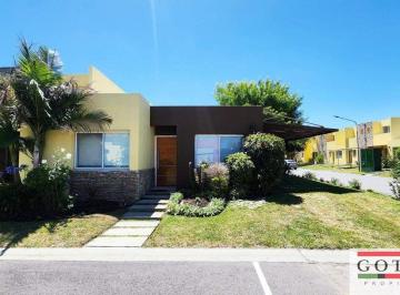 Casa de 3 ambientes, Esteban Echeverría · Venta Monte Grande Casa de 2 Dorm. C/ Cochera Condominio Los Robles
