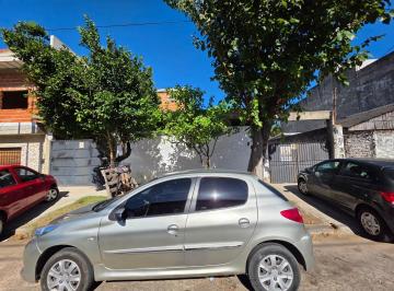 Casa · 140m² · 1 Ambiente · En Venta en Caseros Lote de 196 m con Losa de Casi Toda La Superficie del Terreno F: 10390