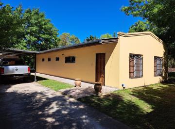 Casa · 96m² · 3 Ambientes · 3 Cocheras · Venta de Casaquinta en Barrio Los Viejos Ombues Florencio Varela. Oportunidad