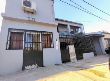 Casa · 199m² · 10 Ambientes · 2 Cocheras · Casa a m de Av de 4 Dorm., Cochera y Patio