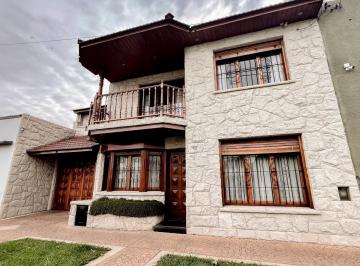 Casa · 300m² · 4 Ambientes · 4 Cocheras · Casa, 4 Ambientes en Dos Plantas, con Quincho y Patio