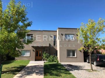 Casa · 350m² · 5 Ambientes · 2 Cocheras · Venta Casa 5 Ambientes con Piscina en San Isidro Labrador, Villanueva