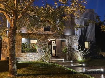 Casa · 188m² · 5 Ambientes · 2 Cocheras · Casa en Alquiler Temporal San Isidro Labrador