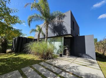 Casa · 213m² · 5 Ambientes · 4 Cocheras · Venta Casa 5 Amb con Pileta, San Isidro Labrador, Villanueva